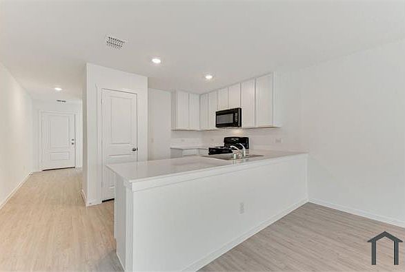 1st image of 4017 Equestrian Dr