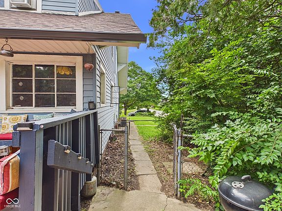 3rd image of 829 N Lesley Ave
