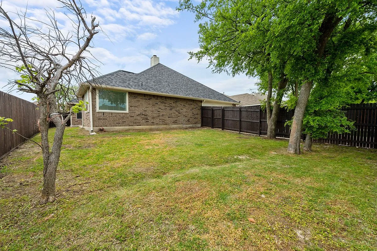 4 bed, 2.0 bath, 2184 sqft, $2,650 — Photo 3