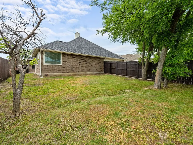 3205 Hamlett Ln — Photo 3