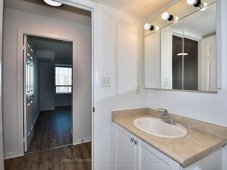 39 Oneida Cres #610 — Photo 26