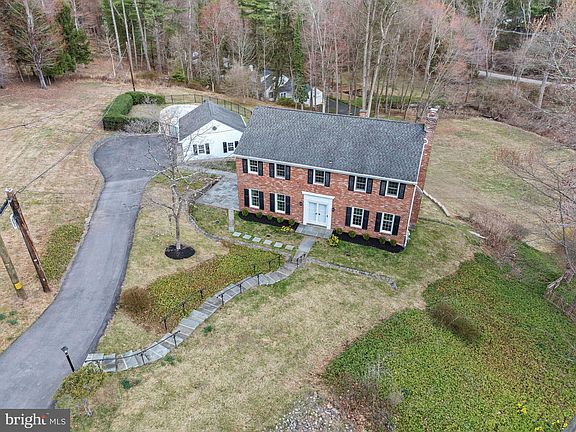 3rd image of 117 Adrienne Ln