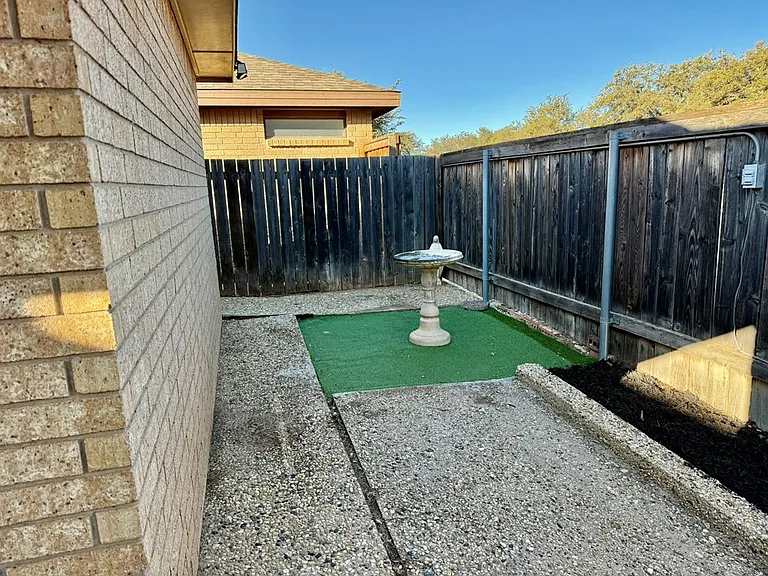 2405 Castleford Rd — Photo 24