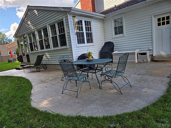 5th image of 207 Riverdale Rd
