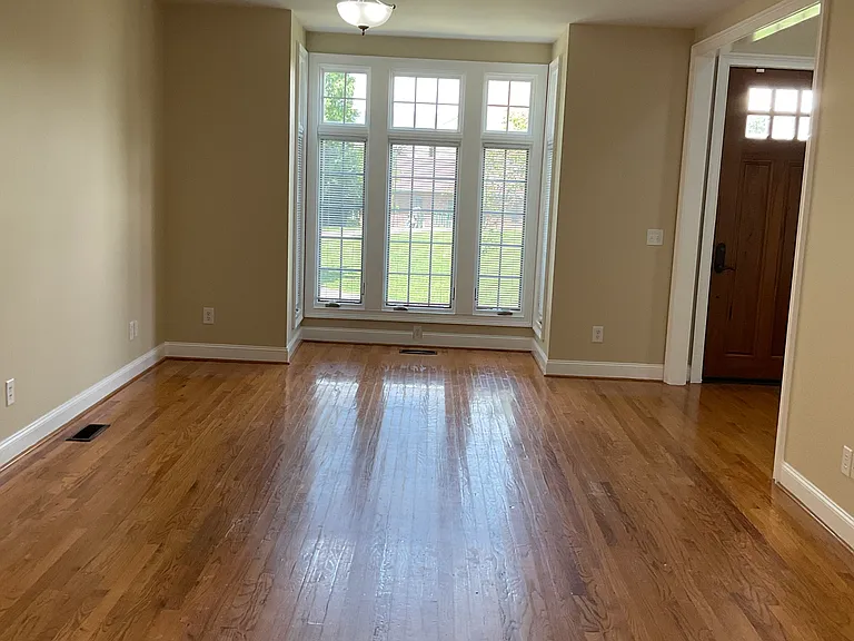 913 Wall St — Photo 5