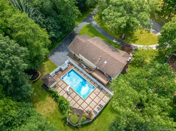 6 Cannan Road, Chestnut Ridge, NY 10952