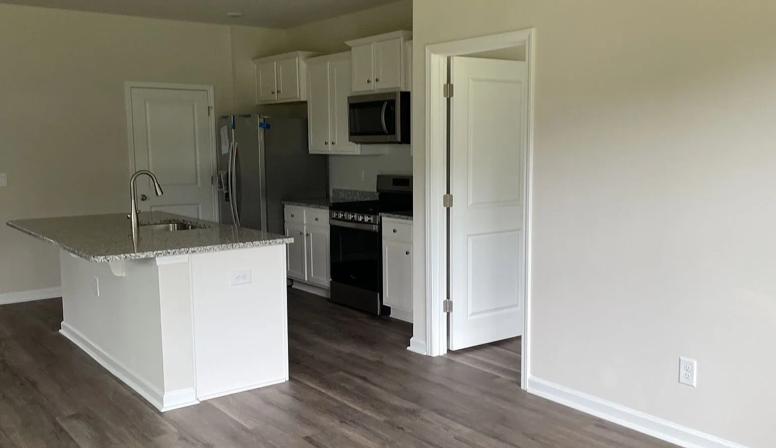 Reduced! New build 3 bedroom/2 bath home in the Parks — Photo 2