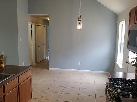 4th image of 703 Hollandbridge Ln