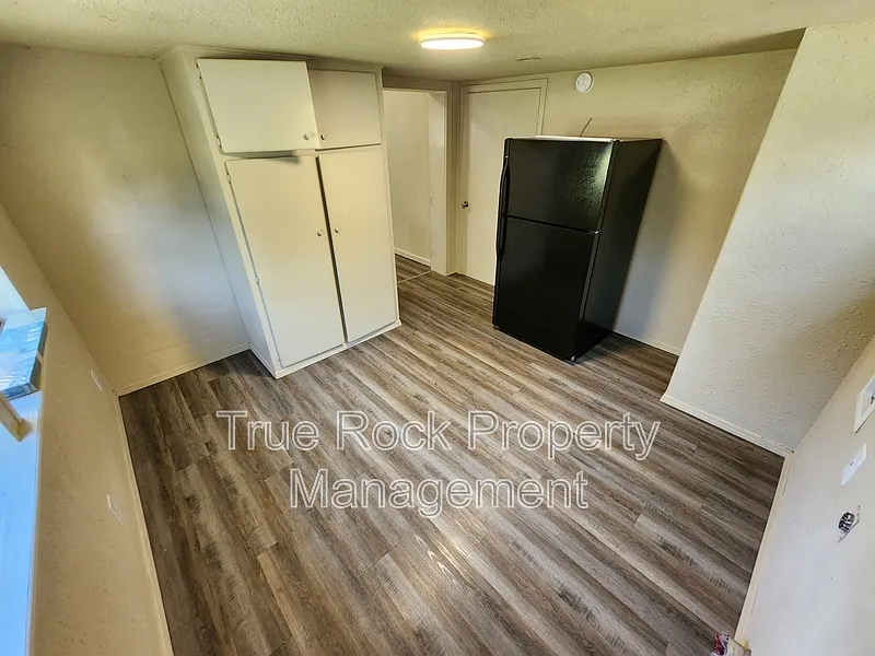 3 bed, 1.0 bath, $1,000 — Photo 4