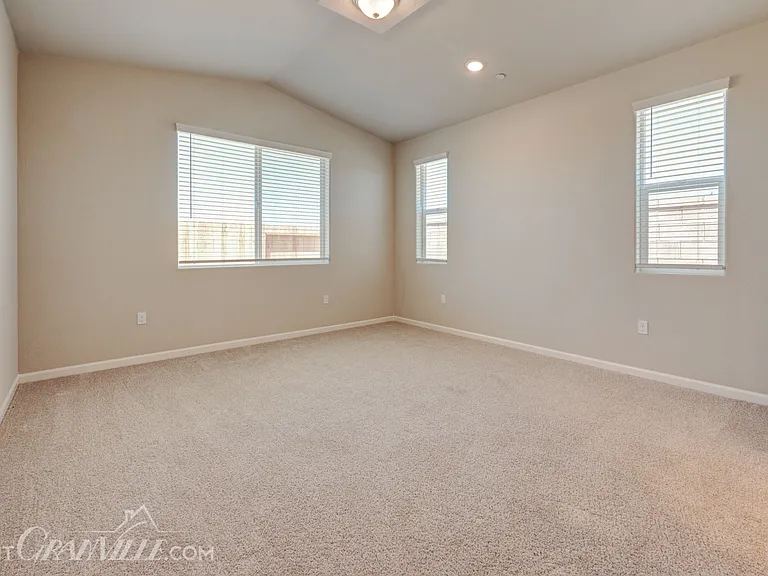 877 Halford Ln — Photo 4