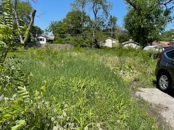 26 Woodland Dr, Round Lake Beach, IL 60073