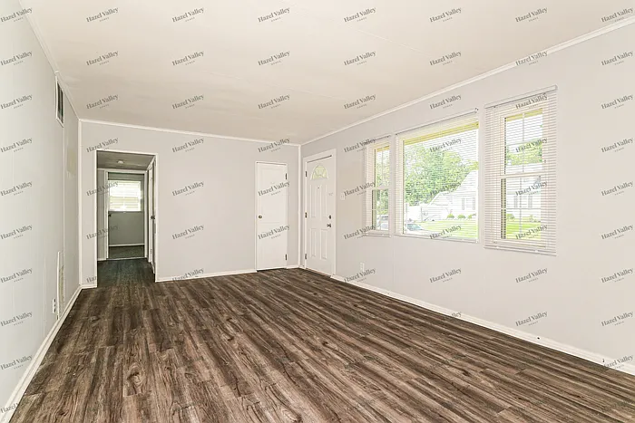 3 bed, 1.0 bath, 1080 sqft, $1,810 — Photo 4
