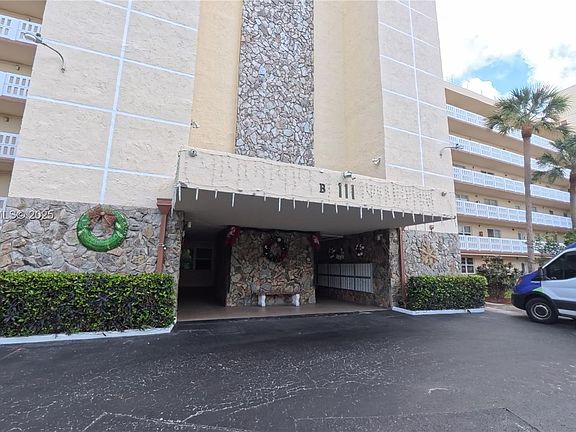 2nd image of 111 SE 3rd Ave APT 502
