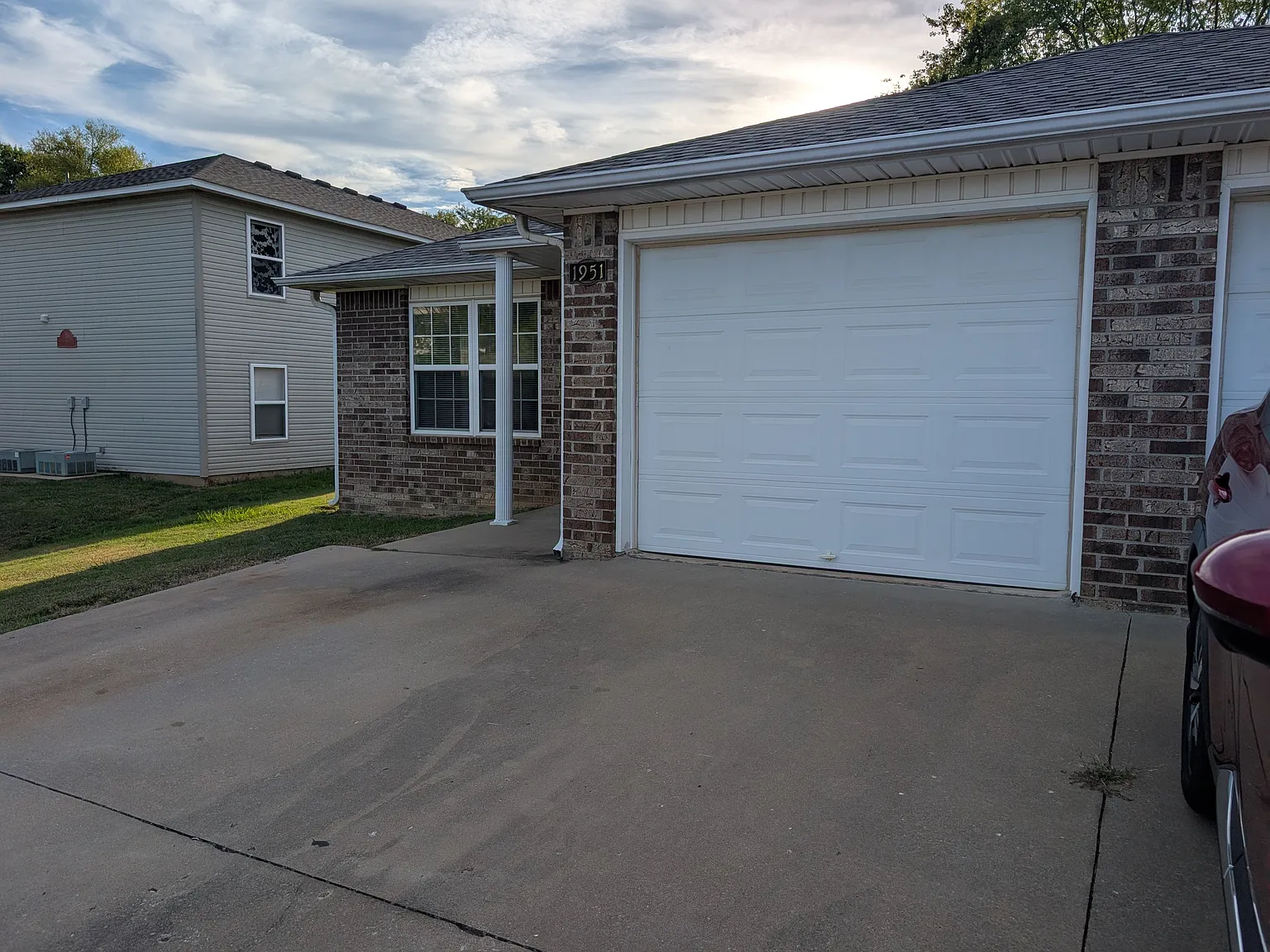 2 bed, 1050 sqft, $1,300 — Photo 2