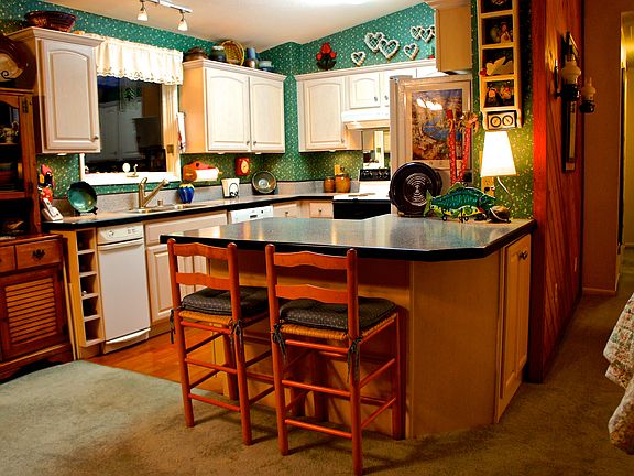 Kitchen & Bar
