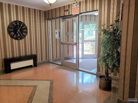 3rd image of 2340 Linwood Ave #1F-401F