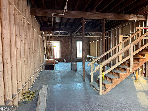 4th image of 10 E 3rd Ave