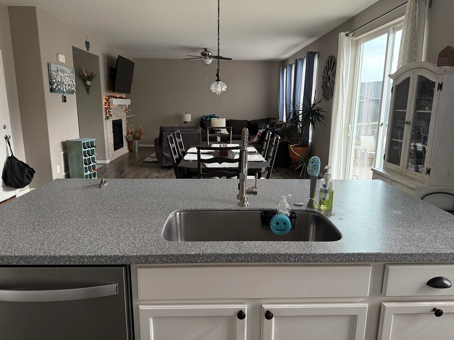 3 bed, 2.5 bath, 2800 sqft, $3,100 — Photo 2