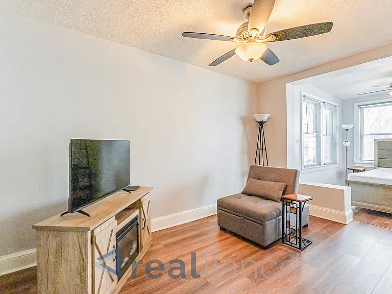 2302 E St NE — Photo 11