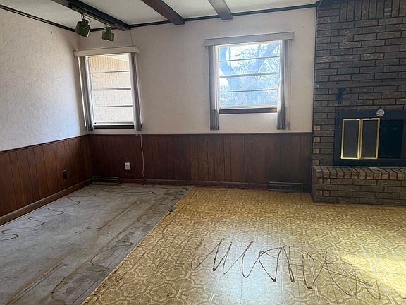 3rd image of 926 Sunnybrook Ln