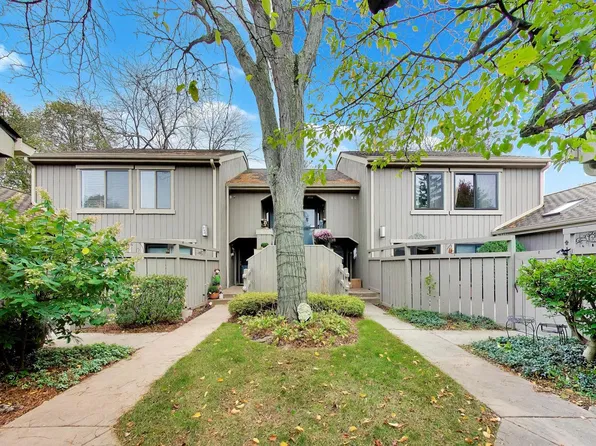 240 Bluff Ct APT A, Lake Barrington, IL 60010