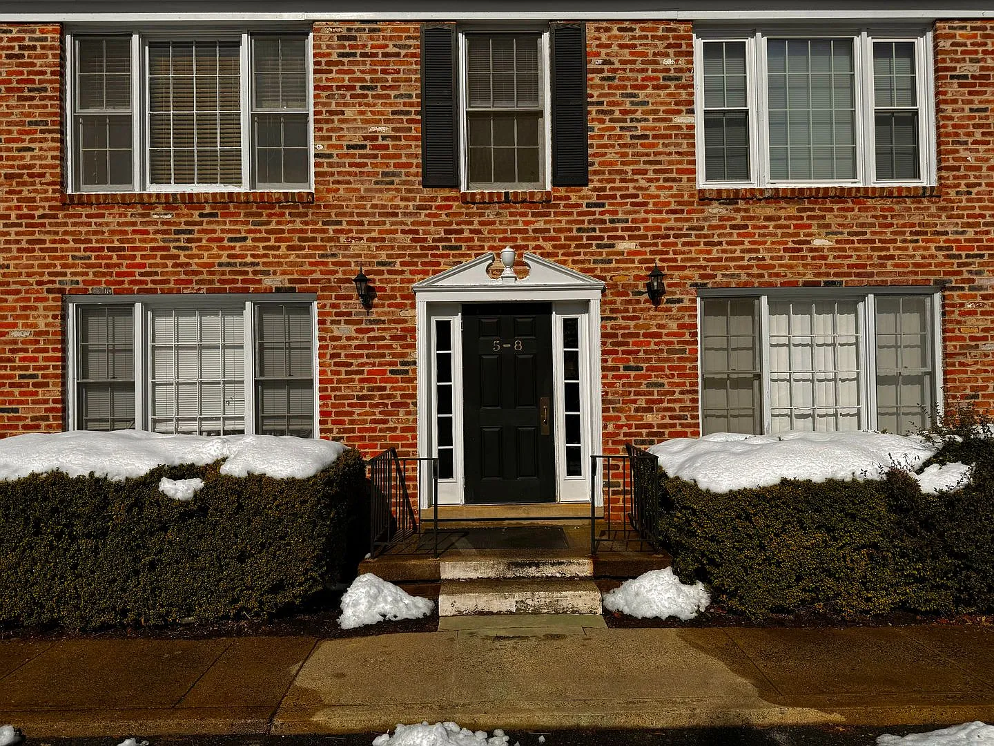 Don't miss this 2nd floor one level condo, located close to the shopping at Stonefield! — Photo 2