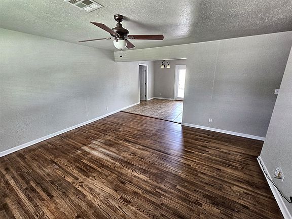 3rd image of 106 W 31st Pl S