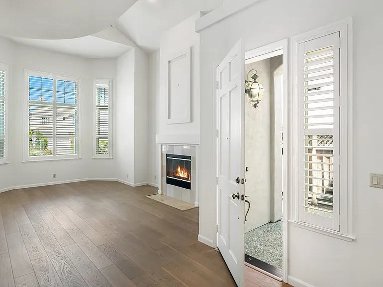 4 Mandalay Ct — Photo 2