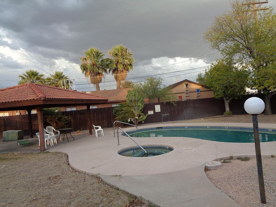 Pool Jacuzzi area