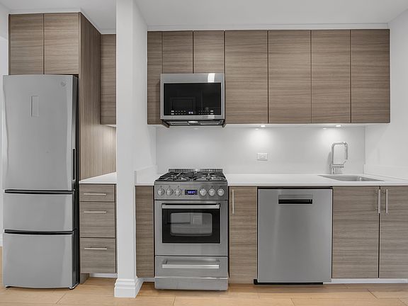 5th image of 235 W 48th St APT 33G