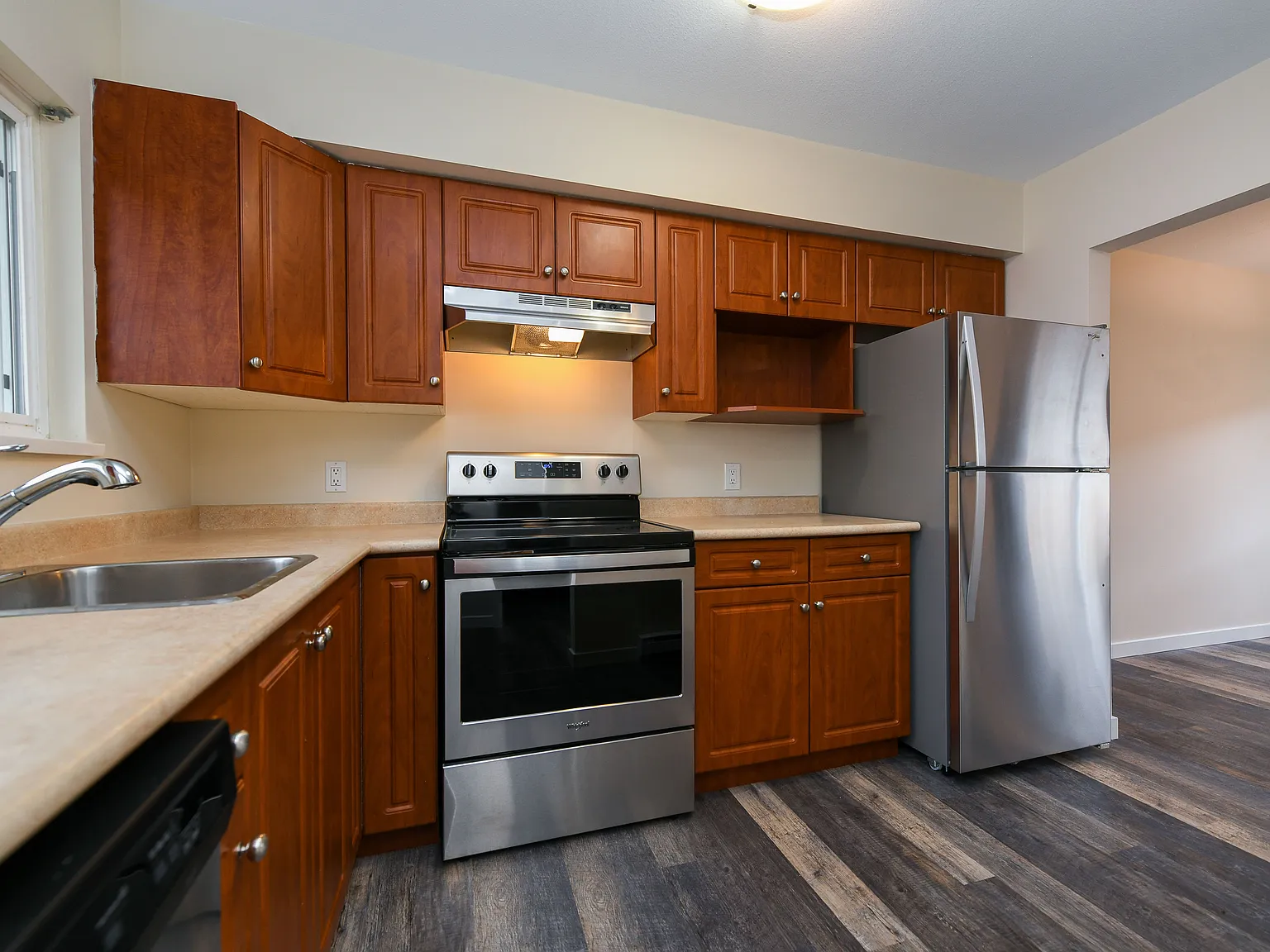 3 bed, 1060 sqft, $2,375 — Photo 2
