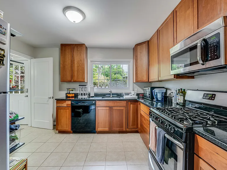 1911 Paul Spring Pkwy — Photo 19
