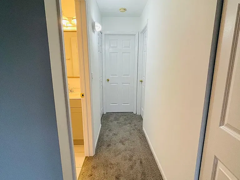 995 S Ct Of Shorewood #1B — Photo 6