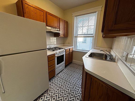 3rd image of 37R Wendell St #24