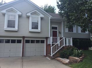 1424 SW Highland Dr, Lees Summit, MO 64081