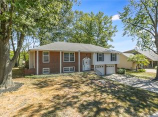 6523 NW Sweetbriar Ln, Kansas City, MO 64151