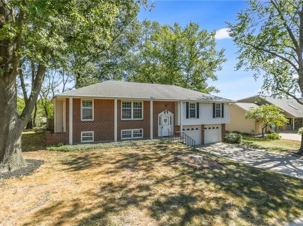 6523 NW Sweetbriar Ln, Kansas City, MO 64151