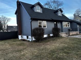 696 N Delaware Ave, Lindenhurst, NY 11757