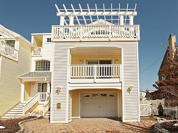 2nd image of 415 Coral St
