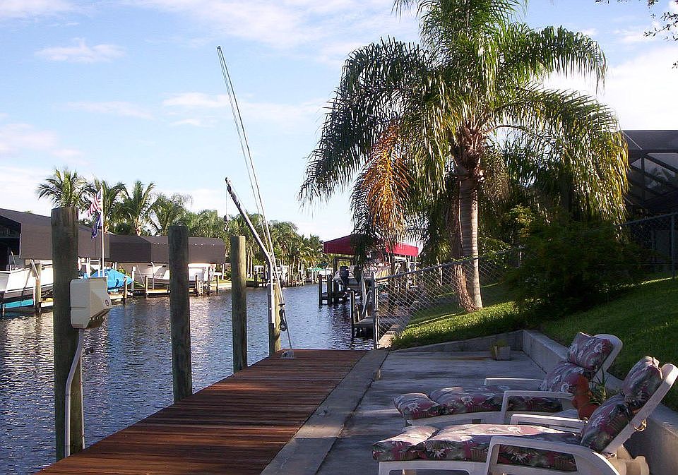 Peaceful EasyCanalfront Living