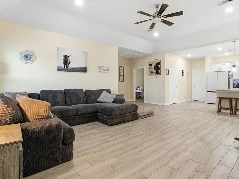 16529 Kingsbury Dr — Photo 5