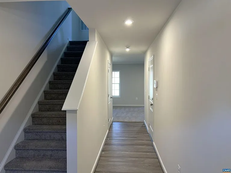 325 Willowshire Ct — Photo 2