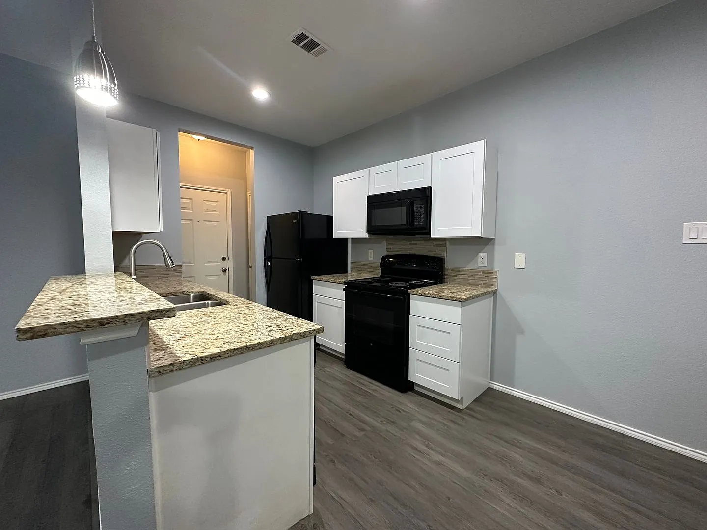 Nice 3 Bedroom, 2 Full Bath Duplex Located in SW Ft. Worth. — Photo 4