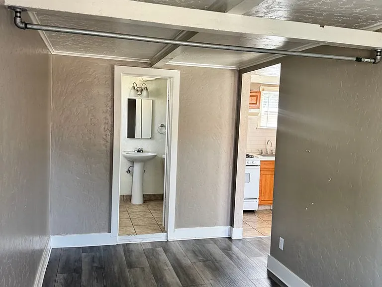 1324 N Farris Ave — Photo 9