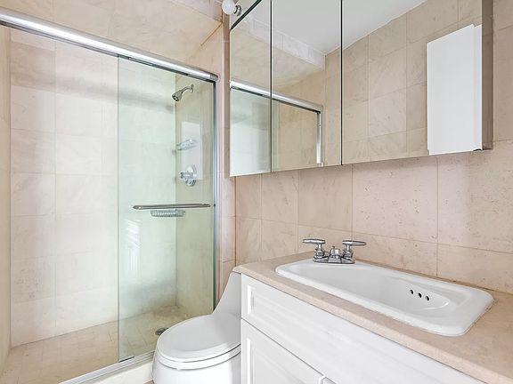 5th image of 20 E 68th St APT 3C
