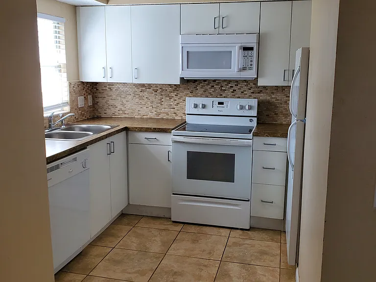 2015 S Tuttle Ave #6 — Photo 5
