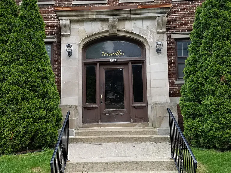 2528 N Maryland Ave — Photo 1