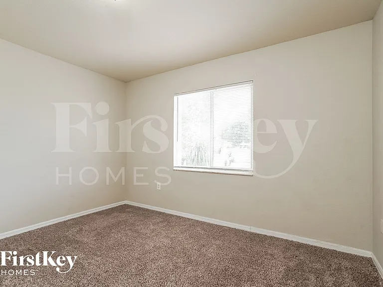 300 SE 16th St — Photo 12