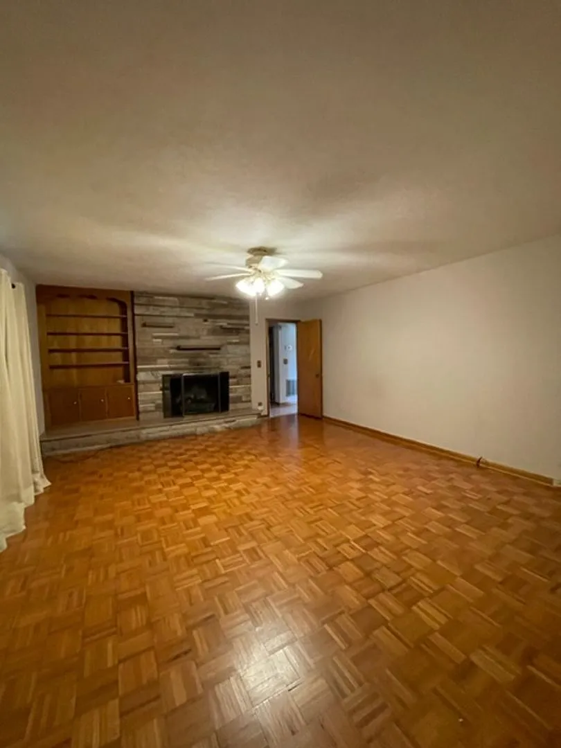 3 bed, 2.0 bath, 2210 sqft, $2,400 — Photo 4