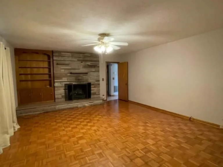 942 Margaret Dr — Photo 4